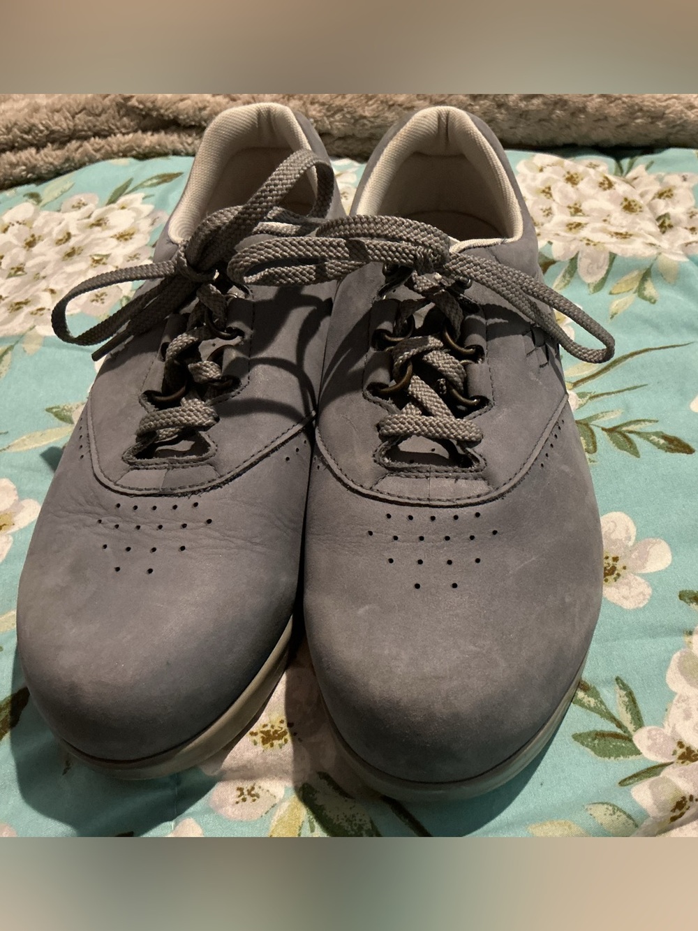 SAS woman’s Lace-Up Sneakers in Gray